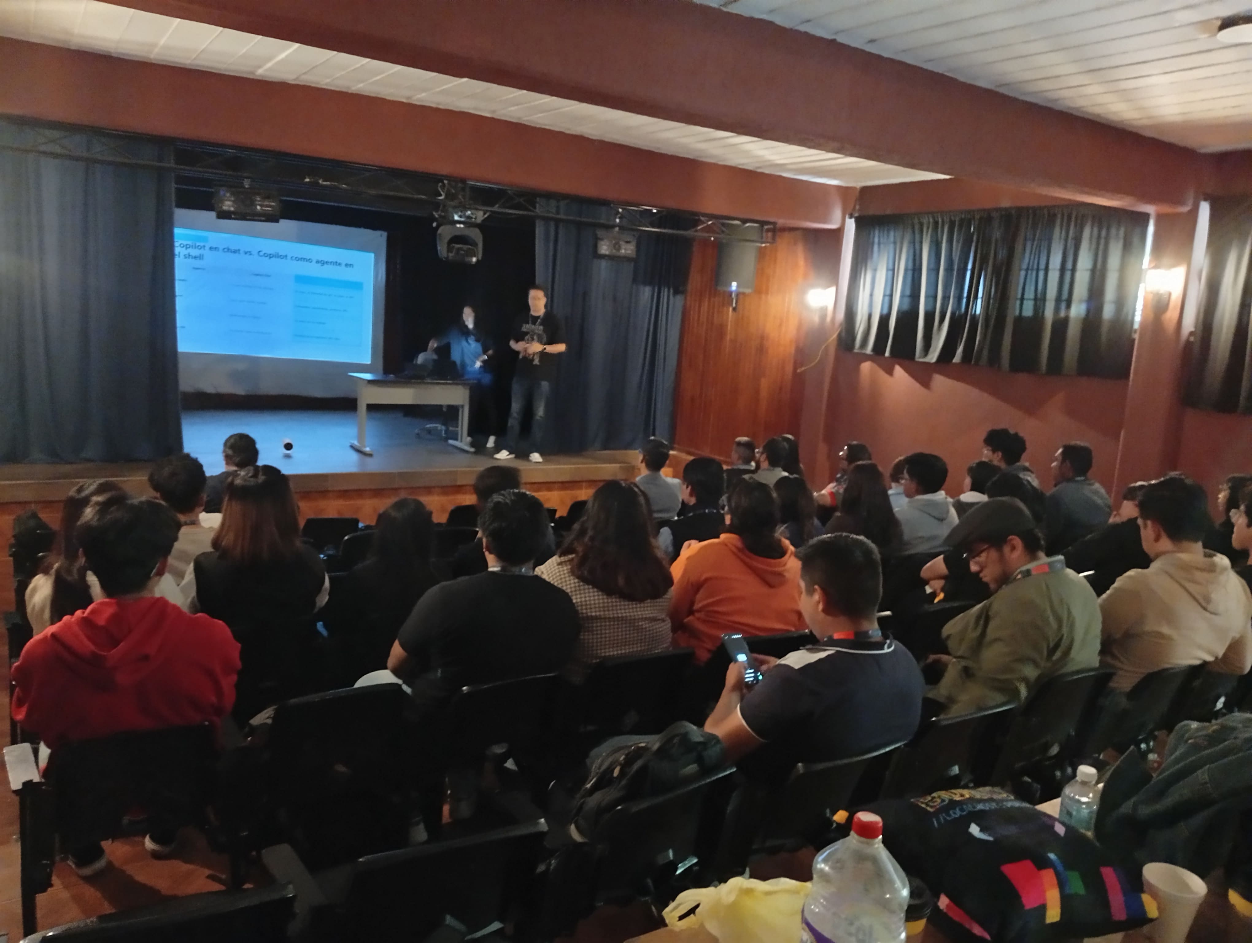Escenario y exposición en Build Localhost Puebla 2026
