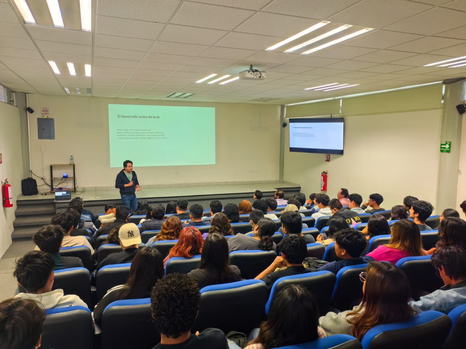 Exposición durante la conferencia sobre IA