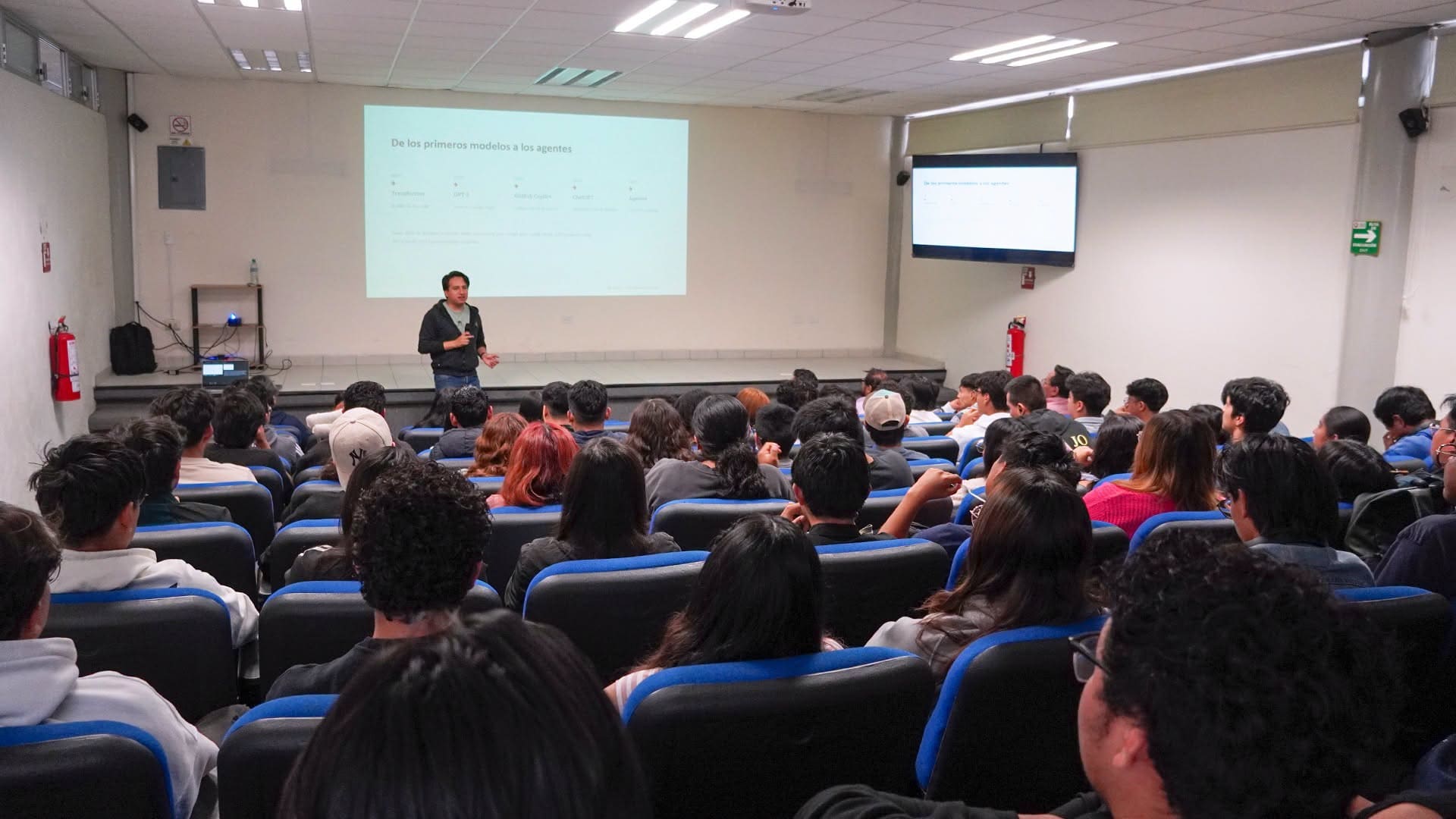 Fotografía grupal de la conferencia en la Universidad Politécnica Metropolitana de Puebla