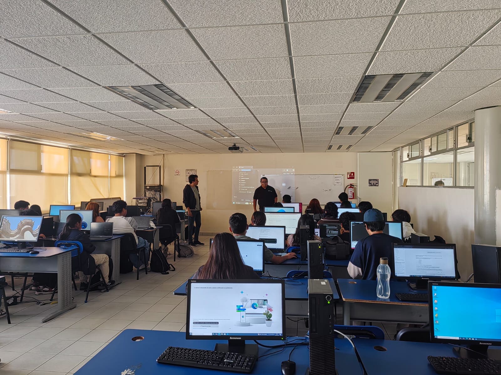 Participantes durante el laboratorio de OpenCode